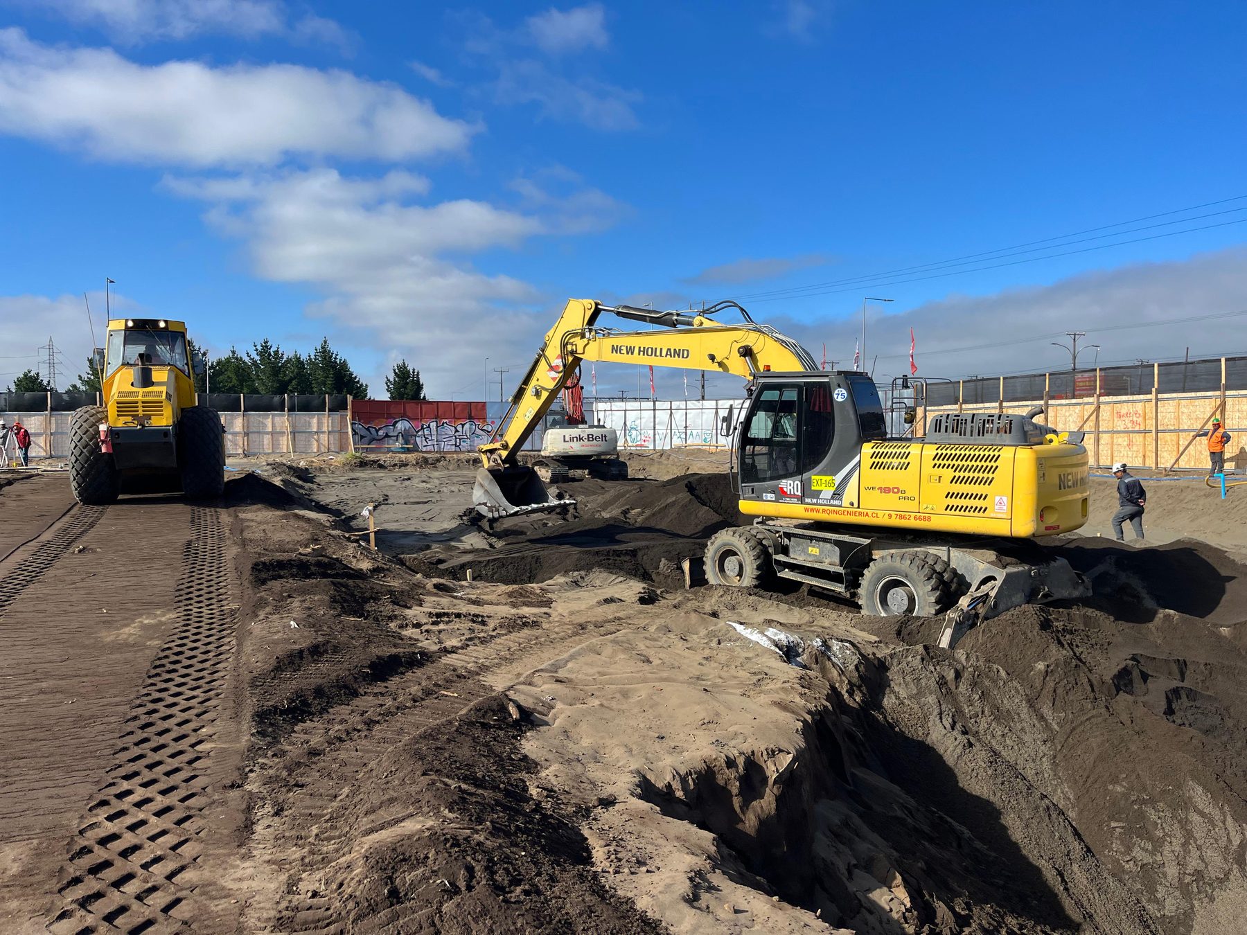 Excavadora hidráulica New Holland en faena de obra de RQ Ingeniería