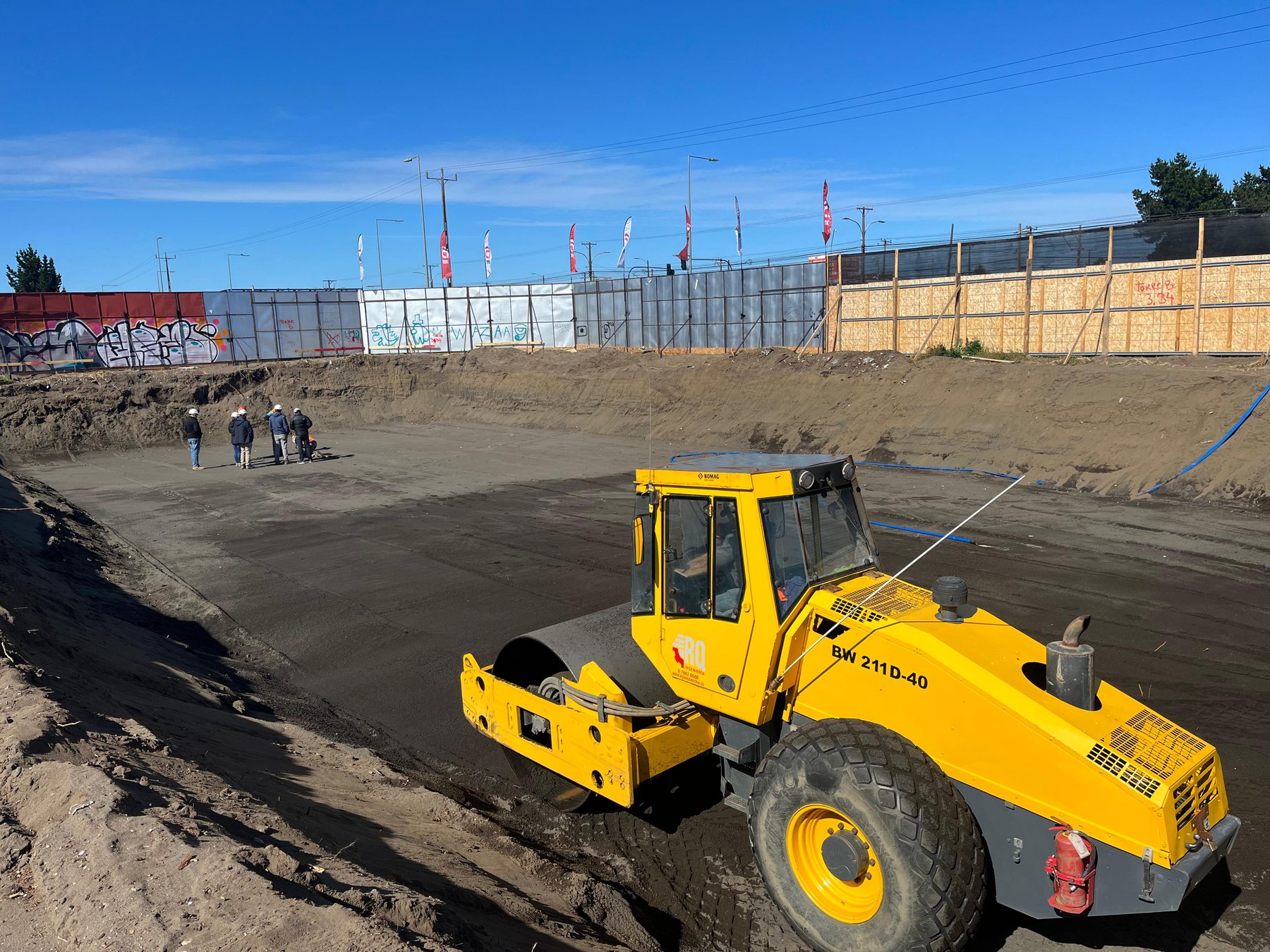 Rodillo compactador BOMAG BW 211D-50 de RQ Ingeniería en obra Mirador del Sol